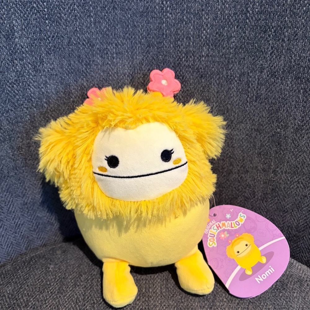 Nomi 5” squishmallow